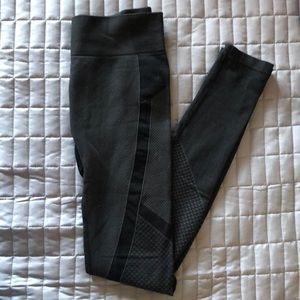Cute textured Abercrombie & Fitch black & gray leggings
